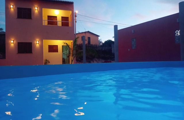 Duplex com 2 quartos com piscina e estacionamento