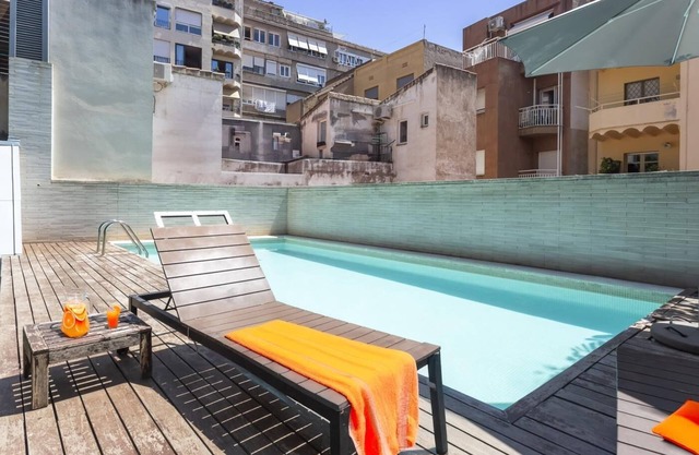 Dúplex con Piscina y Terraza muy cerca del Museo Gaudí 3 hab- 8 pax -WiFi Gratis