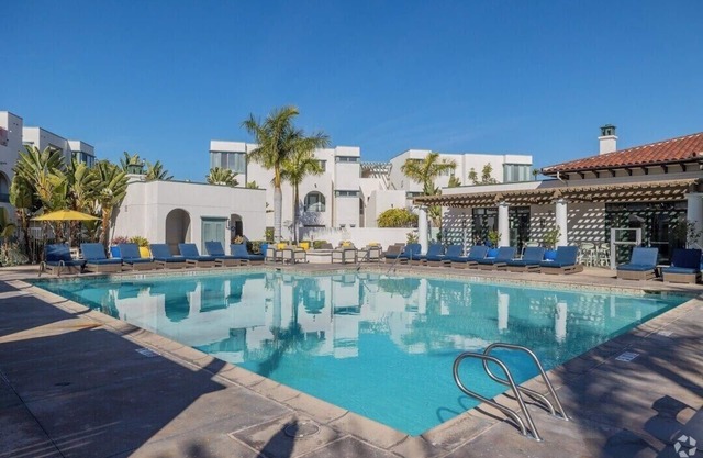 Dylan Point Loma- Charming 2-bedroom apartment with fitness room and AC.