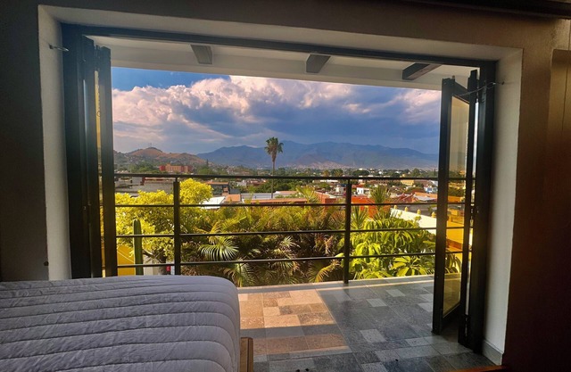 El mirador E&A lugar en el Centro Histórico de Oaxaca con vistas a las montañas