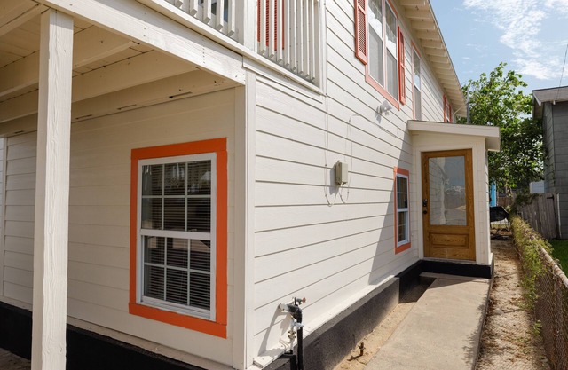 E.C. Corner - A Charming 2 BR 1st floor unit w/ AC and WiFi in lovely Galveston