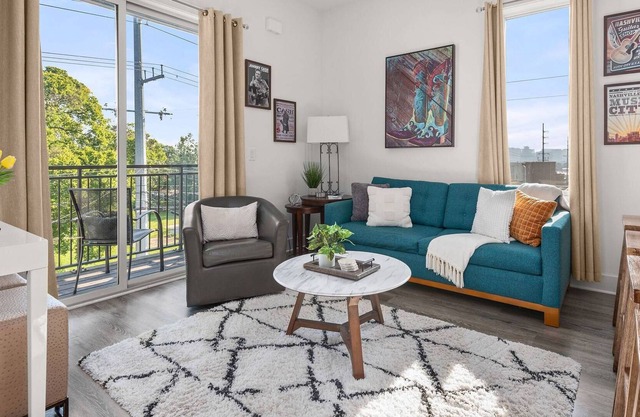 E303 ~ Penthouse Corner Unit w/ Balcony ~ 2 miles Gulch, Broadway & Downtown ~ Parking ~ Fast WiFi