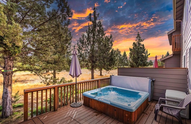 Eagle Crest Condo on Golf Course w/ HOT TUB, Dogs Welcome!