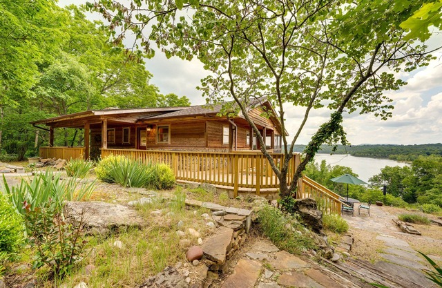 Eagle Rock Gem on Table Rock Lake w/ Decks & Grill