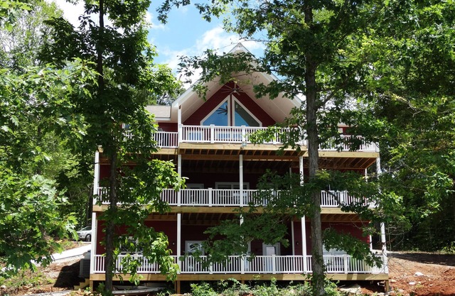 Eagle's Cove - NUEVO 9 Br, 11 Ba w 2 Level Dock y Gentle Slope Lot w SIN ESCALERAS