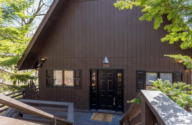 Eagle's Nest Cozy Cabin Mountain Retreat with WiFi, AC in McGaheysville