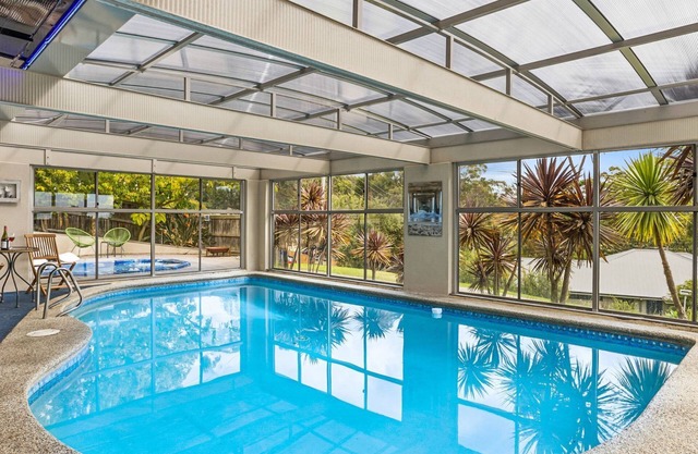 Eagle View Castle - Bay and City Views - Heated Pool and Spa