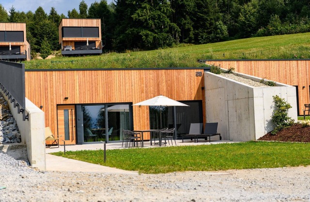 Earth cottage with far-reaching views of the valley and sauna
