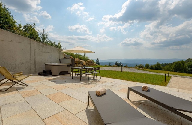 Earth house with far-reaching views of the valley - sauna and whirlpool