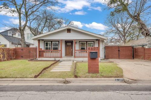 East Austin Getaway - 4BR - BBQ - Cowboy Pool - DT
