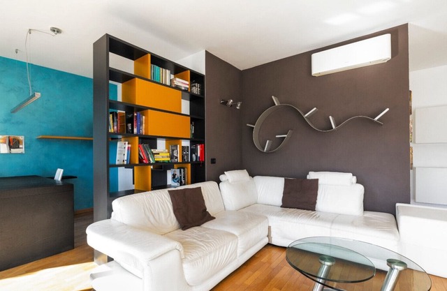 East Milan apartment with garage