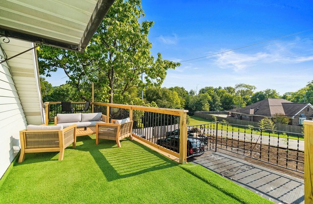 East Nashville Getaway | 10 Mins to Grand Ole Opry | Rooftop & Cowboy Pool!
