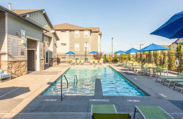 Easy Access to I-15, Comfy Bed, Pool/Hot Tub, Gym