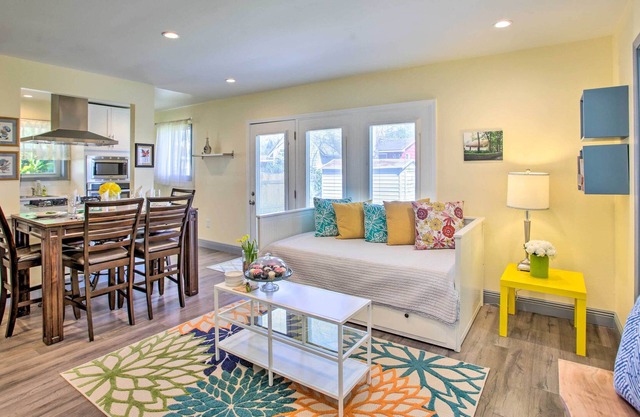 ¡NUEVO! Eclectic Home w / Office - ¡8 millas al centro de la ciudad!