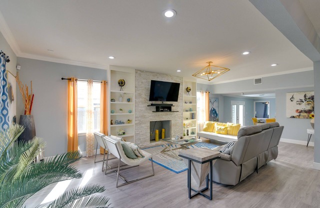 Eclectic Houston Home w/ Pool Table, 5 Mi to Dtwn