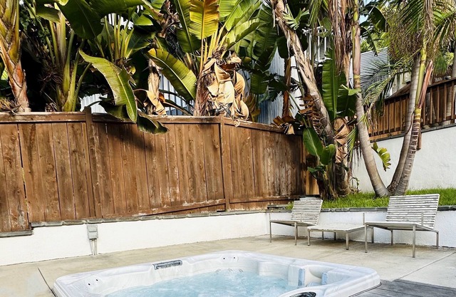 Eclectic surf loft w/ fire pit. Walking distance to the beach!
