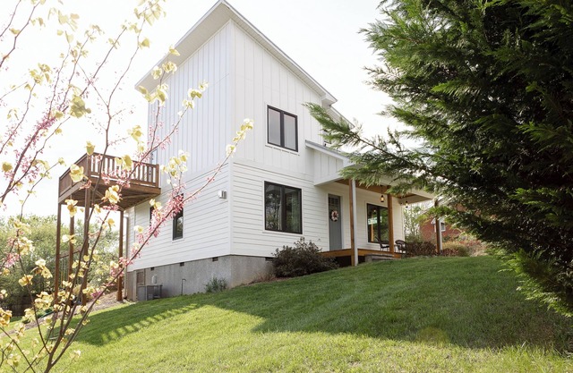 Eco- Friendly house near downtown AVL, mountain views