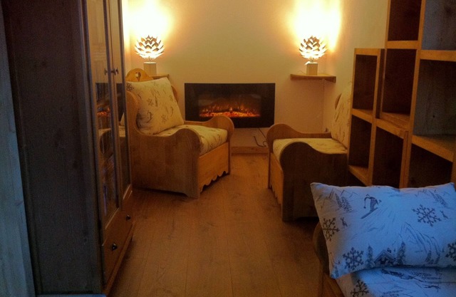 Edelweiss Room for 4 people Room and guest table