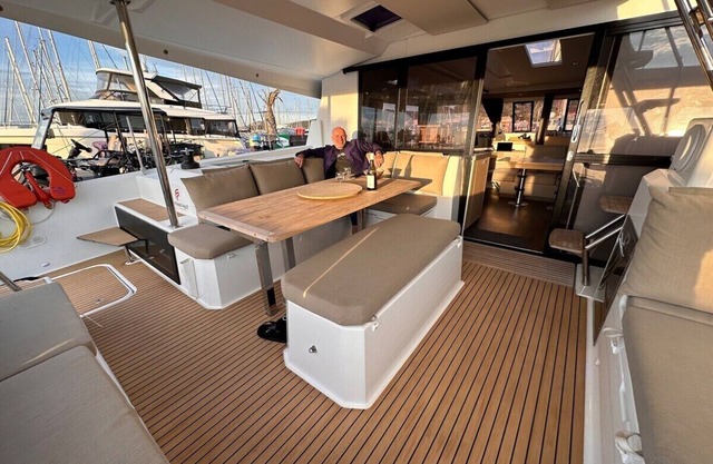Catamarán EDEN moderno de 2 a 8 pers. en el puerto