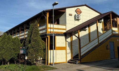 EL PASO ubytovanie chata J9 - J13 v areáli kúpaliska