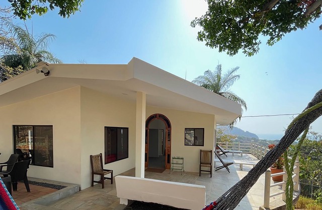 El Zonte mountain home with stunning ocean views 5 minutes walk to beach