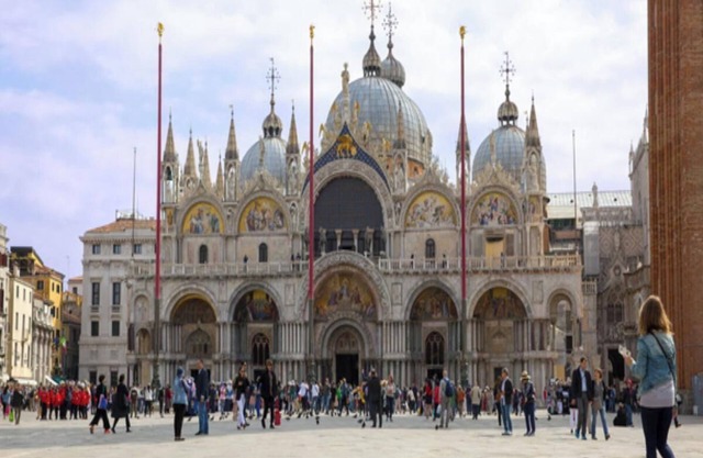 Elegant 15th Century Palazzo Apartment with Garden Views on the Grand Canal