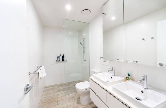 Elegant 2BR, 2BA Hamilton Featuring Balcony