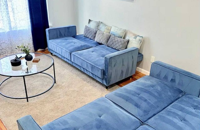Cozy Comfortable 3-bedroom with Parking, Sleeps up to 8.