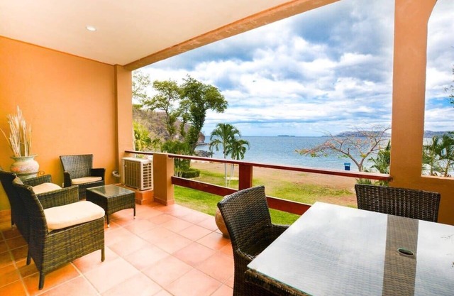 Spectacular - spacious unit in Flamingo in front of the beach