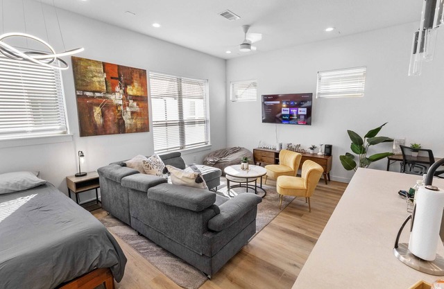Upscale 3BR+Crib | Sleeps 12 | Garage + Gym Access