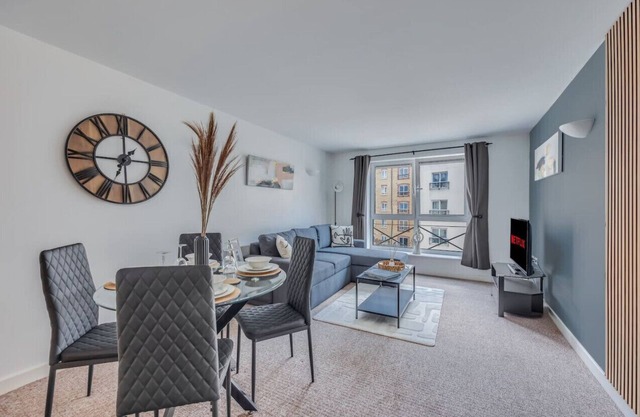 Elegant Apartment in City Centre Fast Wifi Smart TV Access to Communal Gym and Terrace