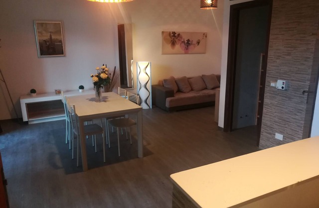 Elegante apartamento con entrada independiente y estacionamiento siempre disponible.