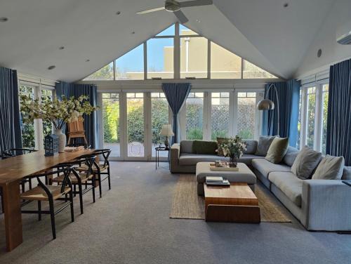 Elegant Art Deco Gem Cosy 3BR Retreat