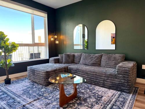Elegant Escape 10 Min from Disneyland With Pool & GYM