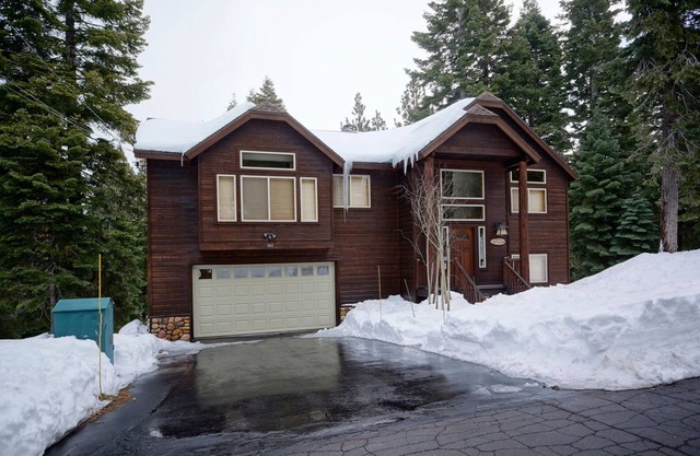 Elegante casa en la hermosa costa oeste de Tahoe; tranquilo y cerca de senderos y playa