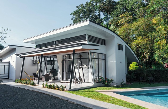 Elegante casa con piscina en centro de Uvita (TAMANDUA 1)