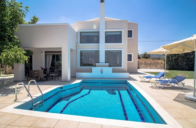 Villa elegante y lujosa en un entorno tranquilo.