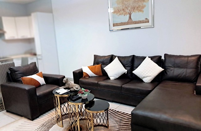 Elegant & Luxury Gem-5 Star Location -Pools, Gym!