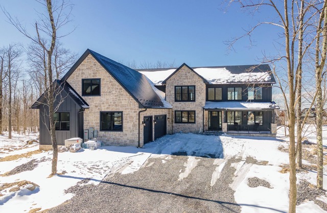 Elegant Luxury Lodge w/ Views, Hot Tub & Games