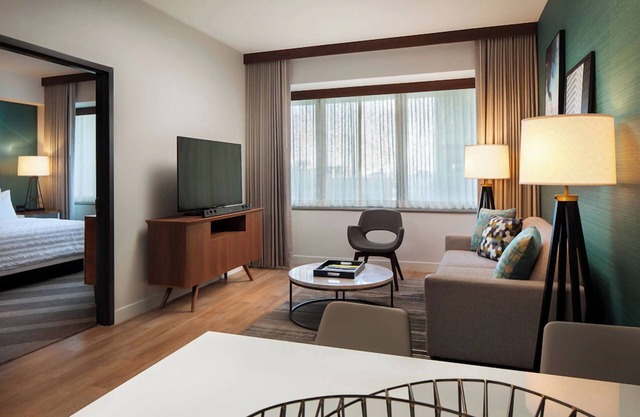 Elegant Pet Friendly Suite Near George R Brown Ctr