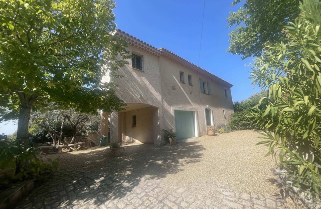 Elegant residence in a Beautiful Provencal Village