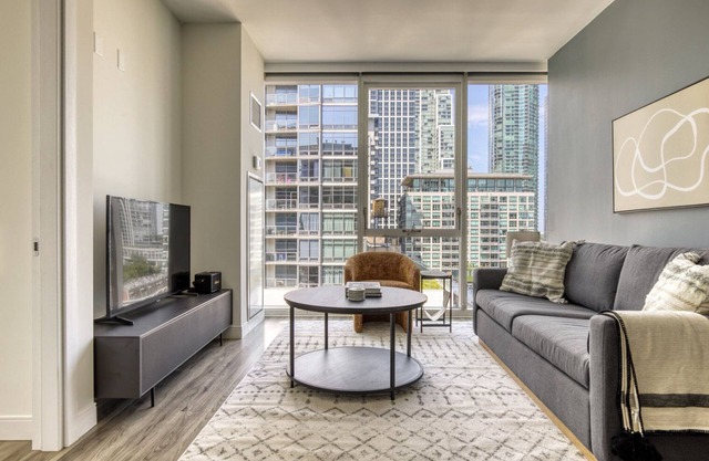 Elegant South Loop 1BR w/ Gym & Pool, nr Grant Park, by Blueground