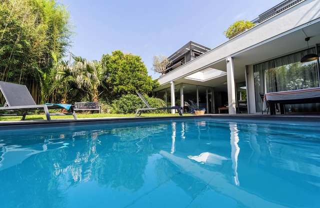 Elegant spacious house with swimming pool near Bordeaux