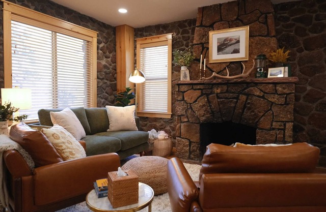 Elegant Stone Cottage by Pikes Peak