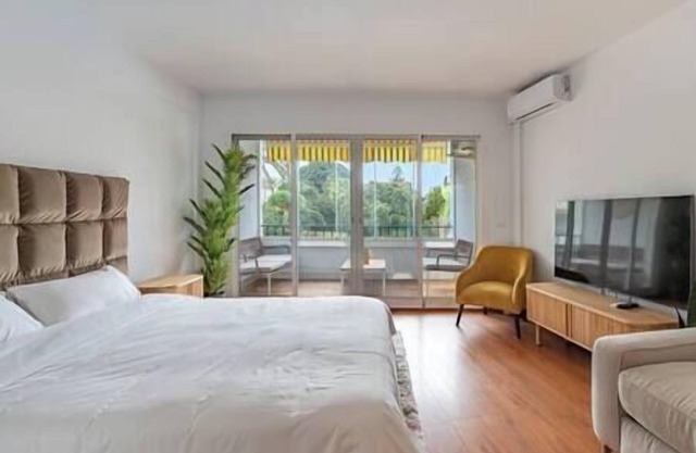 Elegante Estudio con Balcón, Piscina y Parking