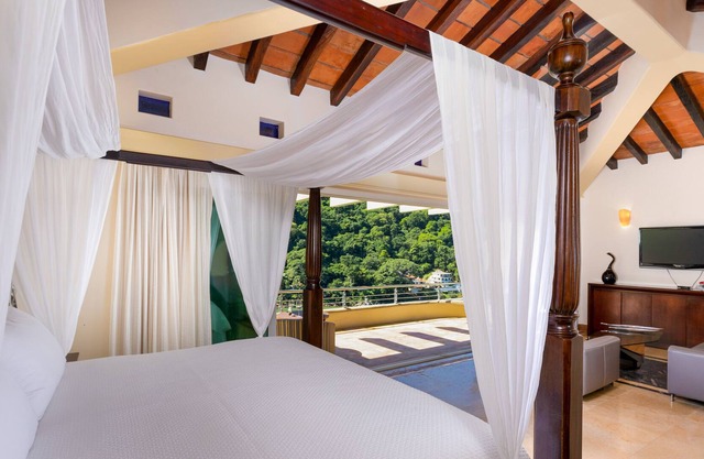 Elegante suite con vista a la playa.