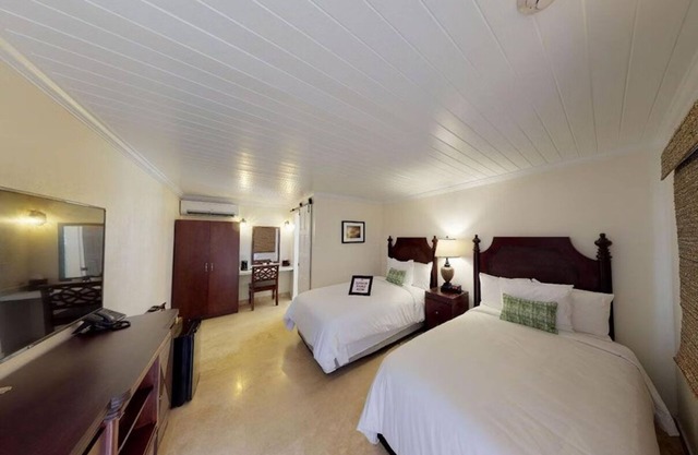 Elegant Urban Escape Near Boardwalk Dining, Art Galleries, and Local Shops