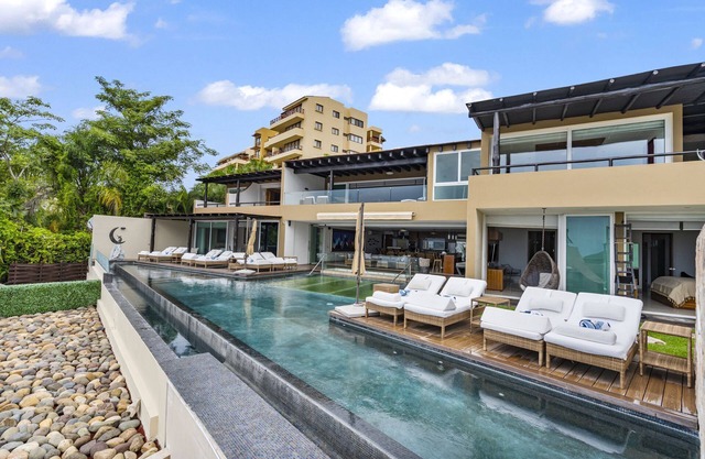 Elegant Villa w/ Pool, Beach, Chef & Padel Court