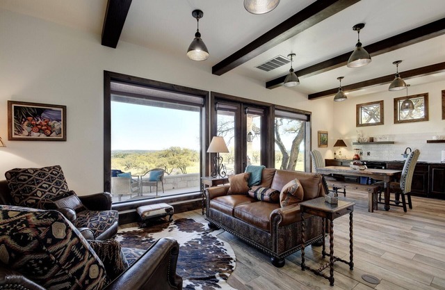 Escapada romántica diseñada y decorada profesionalmente con bañera de hidromasaje y vistas.