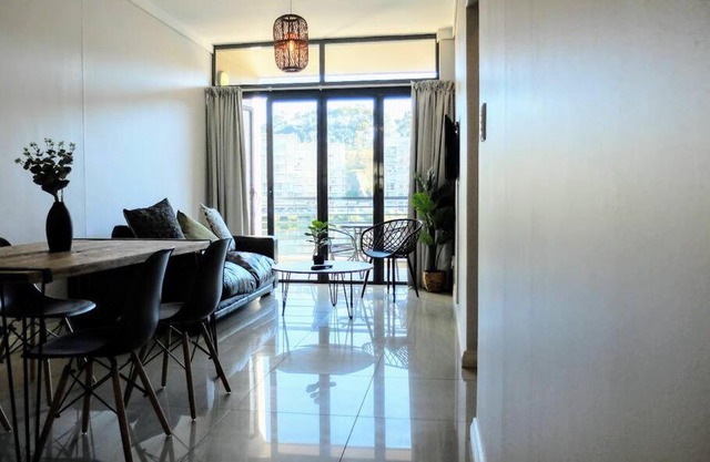 Elgene's Getaway Waterfront Views + Terrace